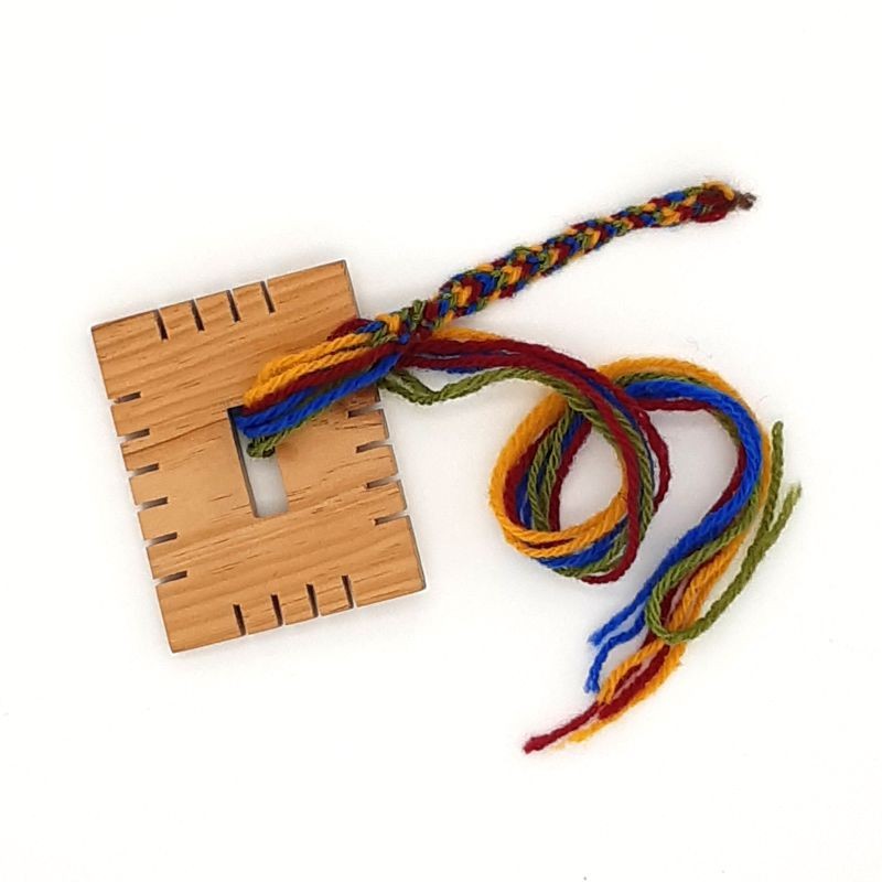 Outil bois pour tresser un bracelet kumihimo en laine Terre de Laine