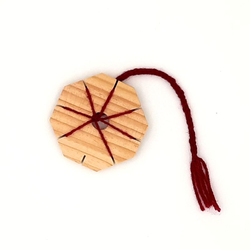 Étoile à tresser artisanal en bois pour tresser une cordelette en laine