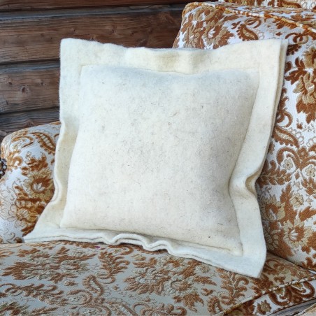 Coussin ravioli tout en laine écrue sur fauteuil - Terre de Laine
