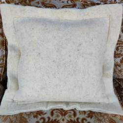 Coussin ravioli tout en laine écrue de face - Terre de Laine