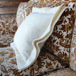 Coussin ravioli tout en laine écrue de côté - Terre de Laine