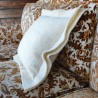 Coussin ravioli tout en laine écrue de côté - Terre de Laine