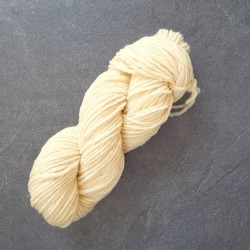 Écheveau de laine écru en 6/8. Terre de Laine