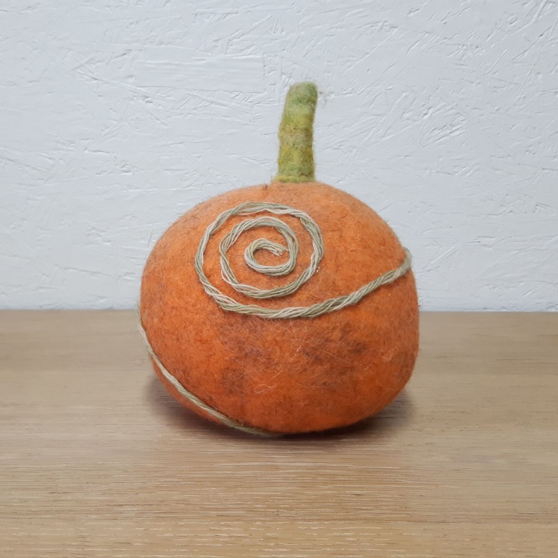 Tirelire artisanale en laine vue de face