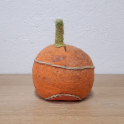 Tirelire artisanale en laine vue de dos