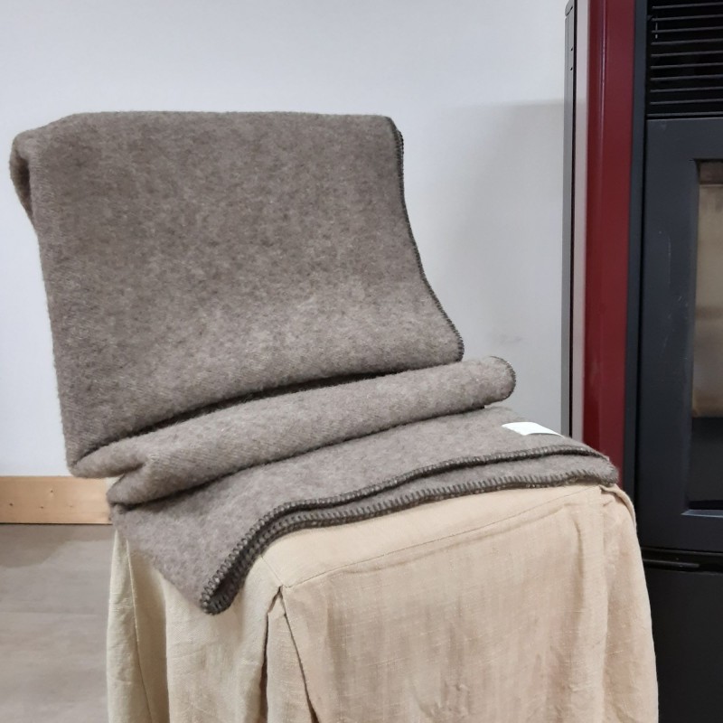 Plaid en laine sur chaise - Moutons du Massif central - Terre de Laine
