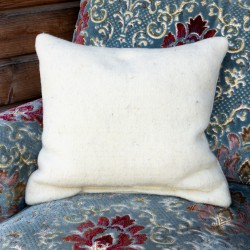 Coussin carré en feutre de laine écru sur fauteuil  - Terre de Laine