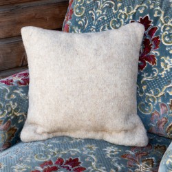 Coussin carré en feutre de laine Solognote sur fauteuil  - Terre de Laine