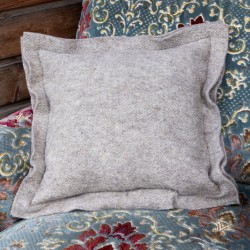 Coussin ravioli tout en laine Bizet sur fauteuil - Terre de Laine