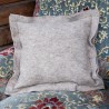 Coussin ravioli tout en laine Bizet sur fauteuil - Terre de Laine