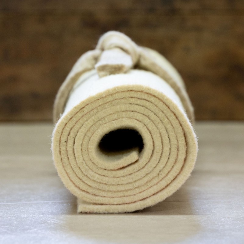 Tapis de yoga enroulé en laine de mouton écrue - Terre de Laine - Massif central