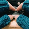 Doigts avec mitaines bleu métis en laine mérinos sur clavier