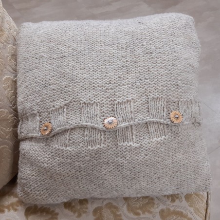 Coussin kasha (gris chiné) tricoté en laine de mouton avec 3 boutons