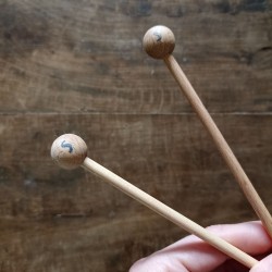 Aiguilles à tricoter artisanales en bois n°5 - 40cm avec embout