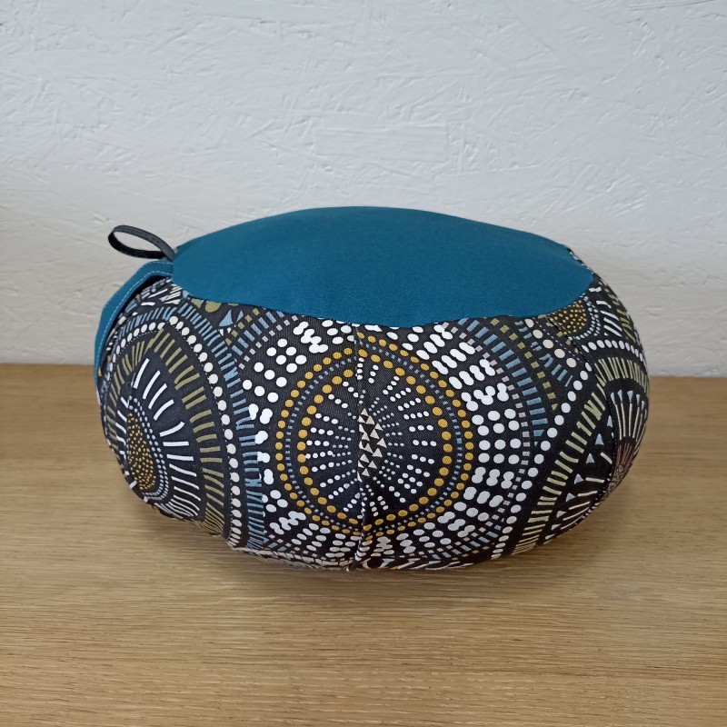 Coussin de méditation Zafu pour adulte. Assise bleu unie et contour à motif.