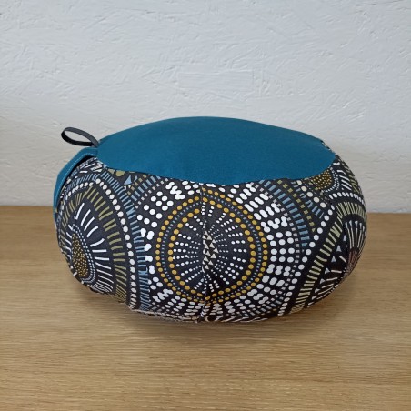 Coussin de méditation Zafu pour adulte. Assise bleu unie et contour à motif.