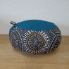 Coussin de méditation Zafu pour adulte. Assise bleu unie et contour à motif.
