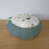 Coussin de méditation Zafu pour enfant dessus à motif et contour vert.