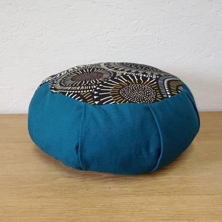 Coussin de méditation Zafu pour adulte assise à motif et bordure bleu.