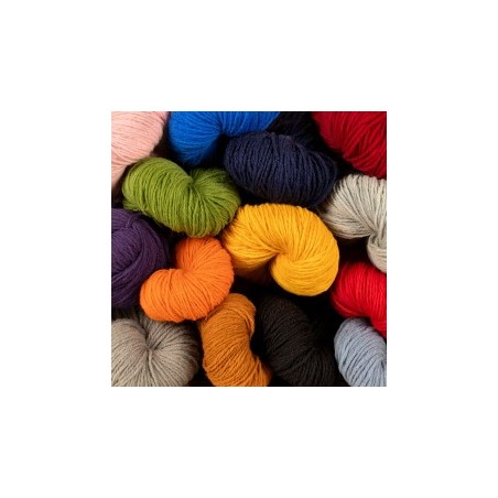 Multiples écheveaux de différents coloris en laine locale du Massif central.