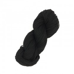 Écheveau de laine 3/8 (référence T100) noir - Laine locale du Massif central.