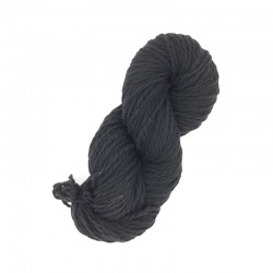 Écheveau de laine 2S (référence T100) noir - Laine locale du Massif central.
