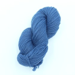Écheveau de laine 1/2/S (référence T320) bleu métallique - Laine locale du Massif central.